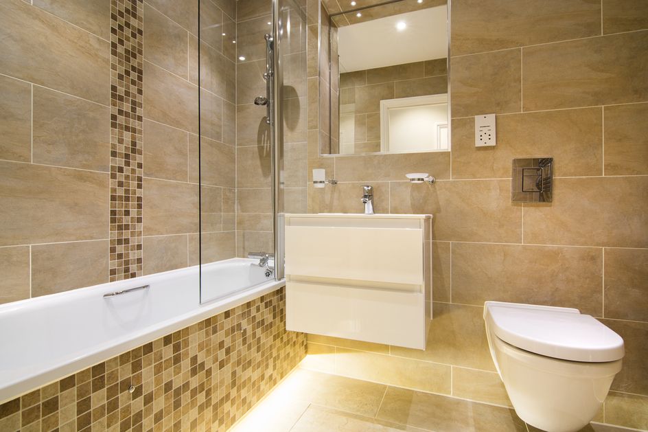 Luxuriöses dreiteiliges Badezimmer in Beige - Braun mit Mosaik und Natursteinfliesen
